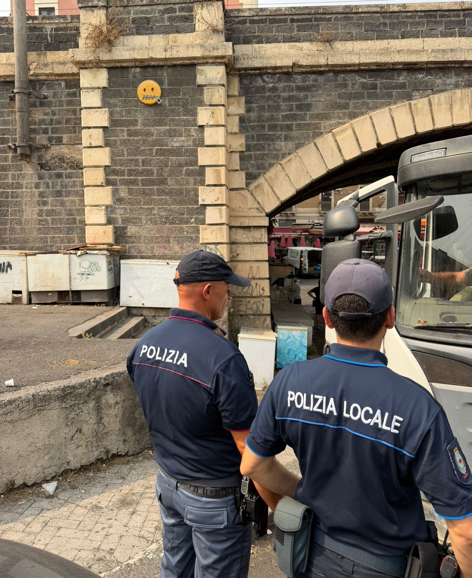 Catania, operazione antidegrado e contro l’abusivismo in zona Pescheria: rimossi dieci frigoriferi dalla strada – VIDEO