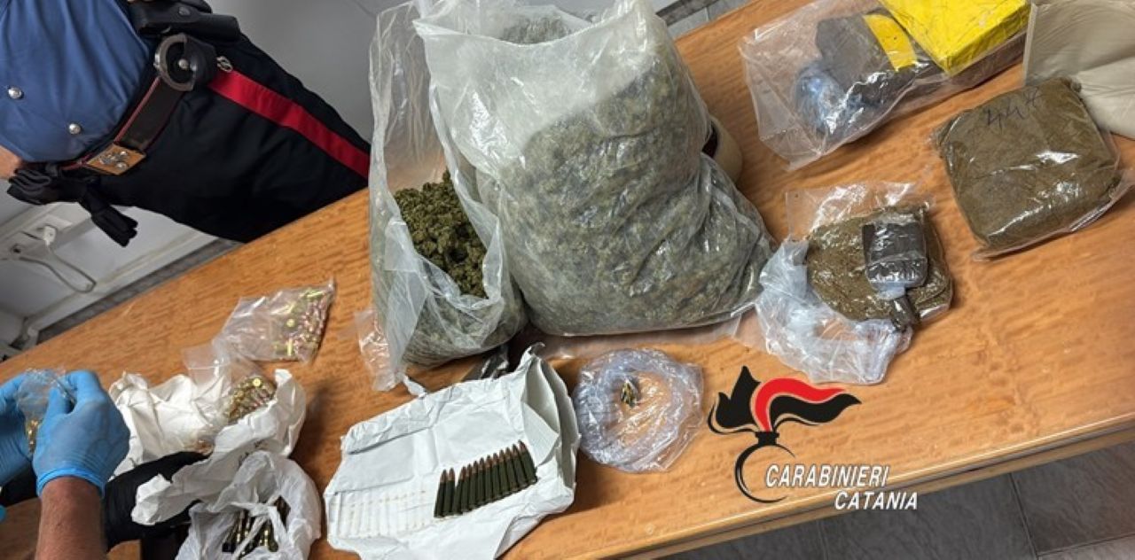Scoperto deposito di droga nel Catanese: maxi-sequestro di 4,3 kg di stupefacenti