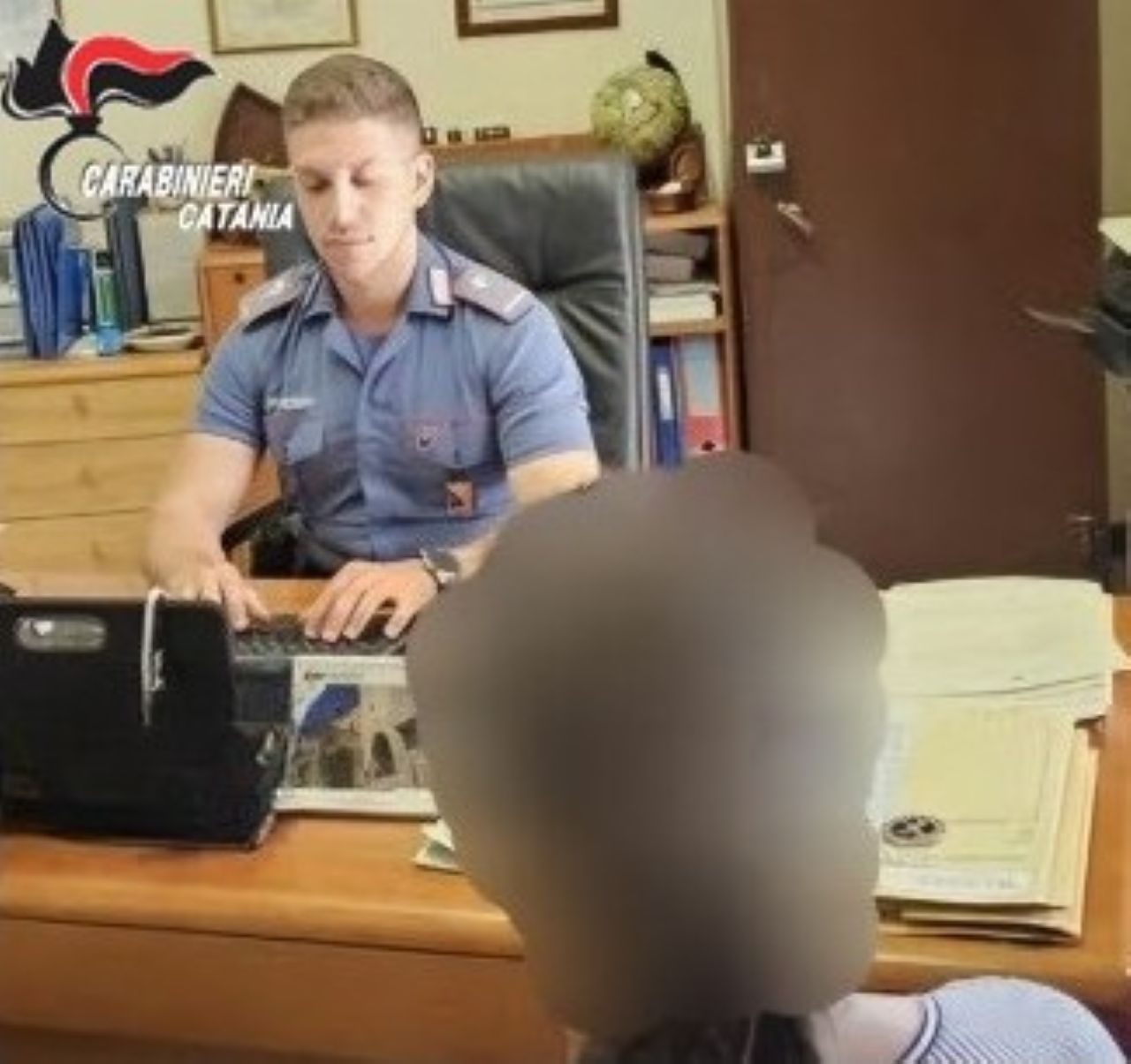 Sequestra, picchia e violenta sessualmente la compagna: arrestato 40enne nel Catanese