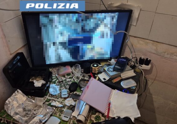 Catania, “Quanta ne vuoi?”: droga venduta dalla feritoia e una “crack room” nello stabile, due arresti
