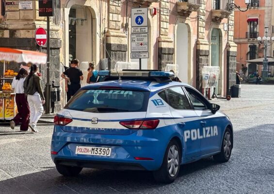 Catania, ruba abiti firmati in un grande magazzino di via Etnea: aggredisce due dipendenti per fuggire, arrestato 27enne