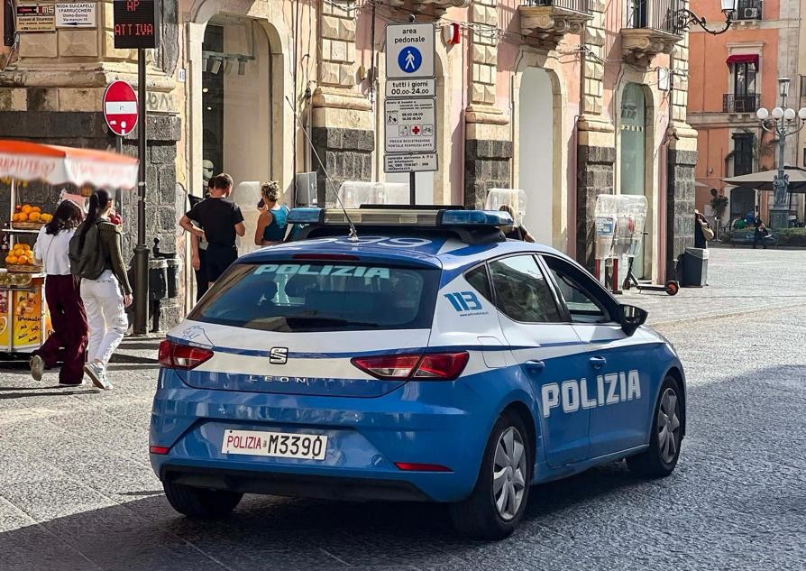Catania, ruba abiti firmati in un grande magazzino di via Etnea: aggredisce due dipendenti per fuggire, arrestato 27enne