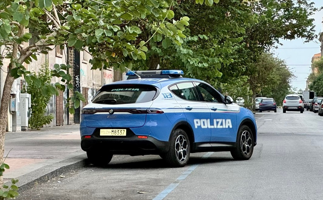 Catania, ruba auricolari e documenti dall’auto di due turisti: fuga a piedi e pugni contro un poliziotto, arrestato 21enne