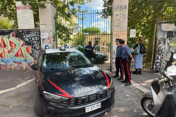 Studente di scuola media spruzza spray urticante al volto di un’insegnante e poi l’accoltella