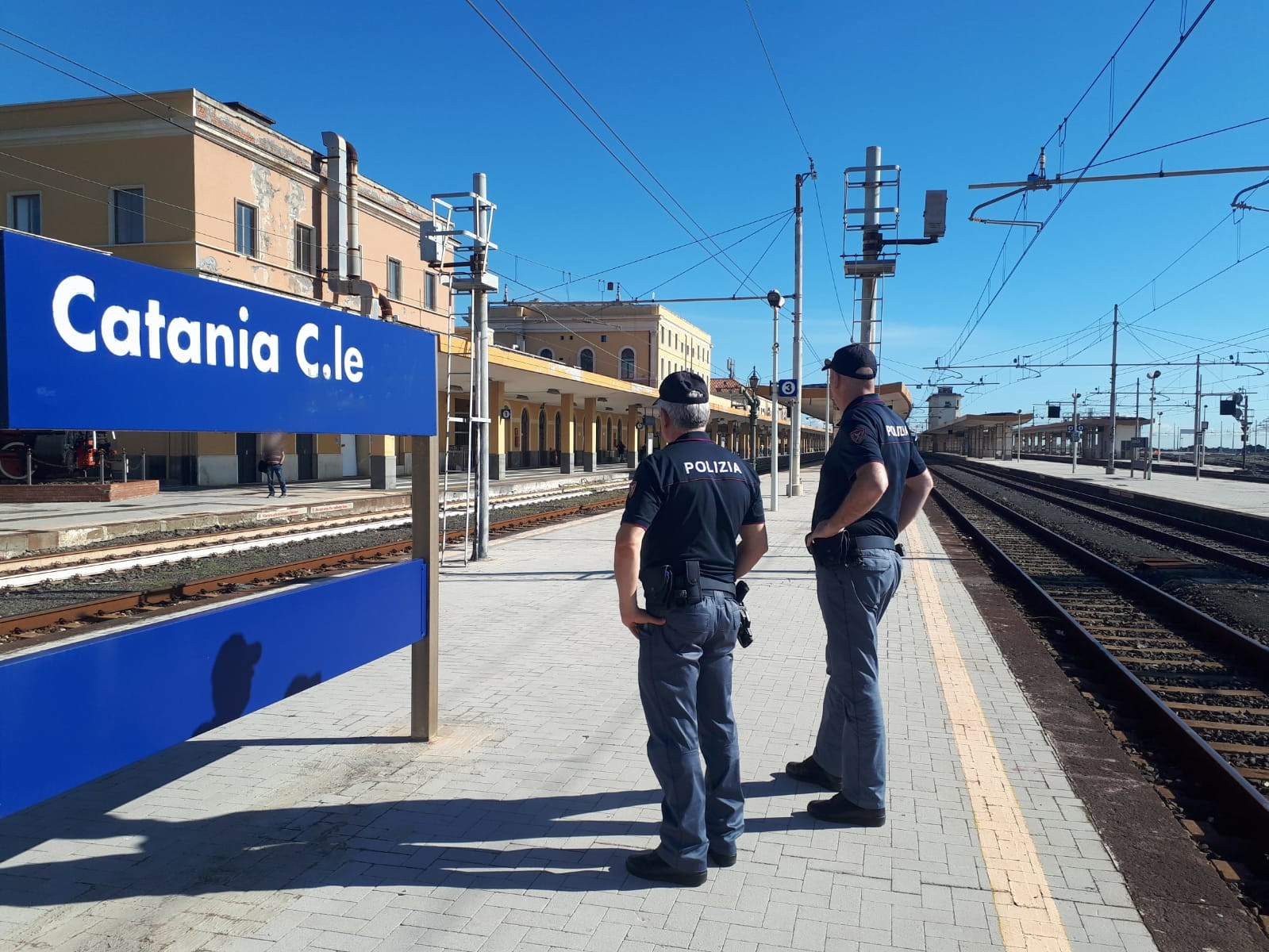 Catania, controllato alla Stazione Centrale spinge un agente giù dalle scale: arrestato 29enne