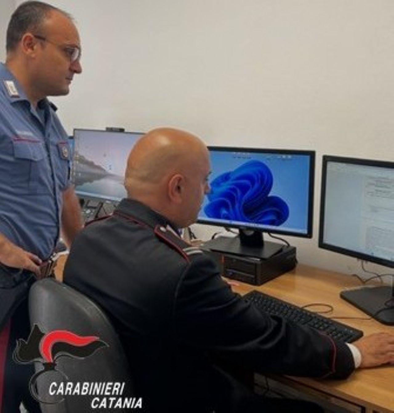 Si fanno trovare sotto casa con coltello e bastone: rapina nel Catanese