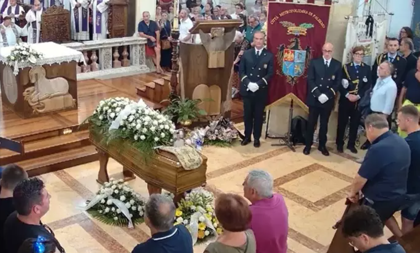 Funerali del giovane morto per ustioni, l’arcivescovo: “Non è una tragica fatalità, ma il frutto di una mano criminale”