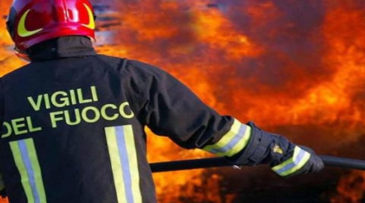 Broker assicurativo trovato morto in un magazzino in fiamme. Indagini in corso