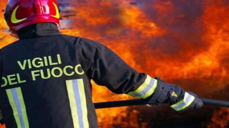 Broker assicurativo trovato morto in un magazzino in fiamme. Indagini in corso