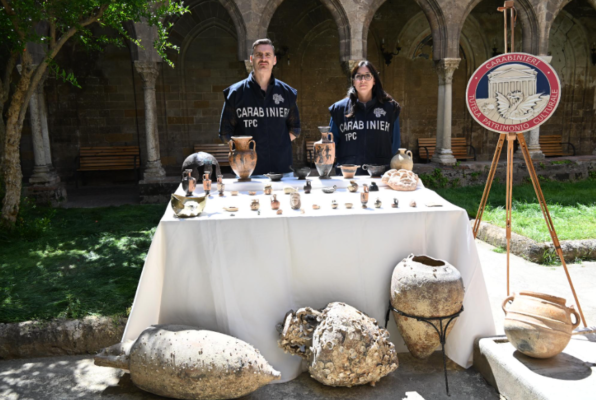 Palermo, tesoro d’arte da 400mila euro tra reperti egizi, anfore e antichi manoscritti: due indagati