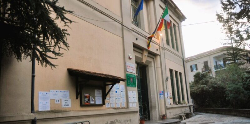 Palermo, cedimento del tetto nei bagni della scuola “Nicolo Garzillì”. Inagibili alcune parti dell’istituto