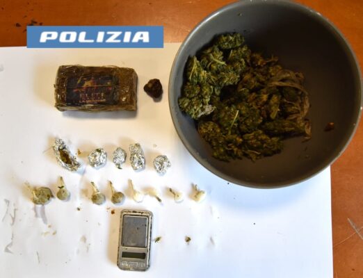 Caltagirone, tenta di disfarsi della droga gettandola nello scarico: arrestato un giovane