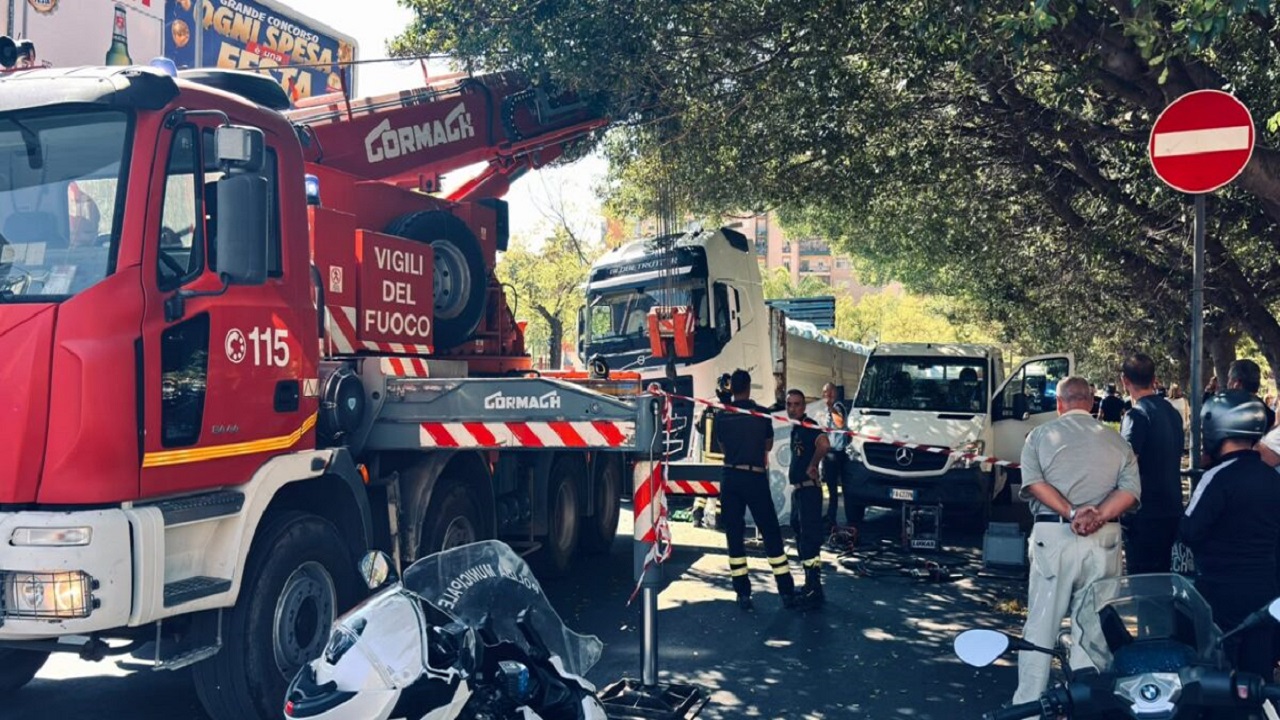 Incidente stradale a Palermo: ciclista perde la vita sotto un tir