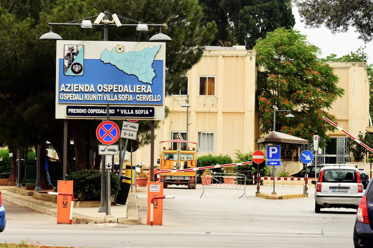 Palermo, 71enne preso a calci alla fermata del bus: l’aggressione filmata con un cellulare