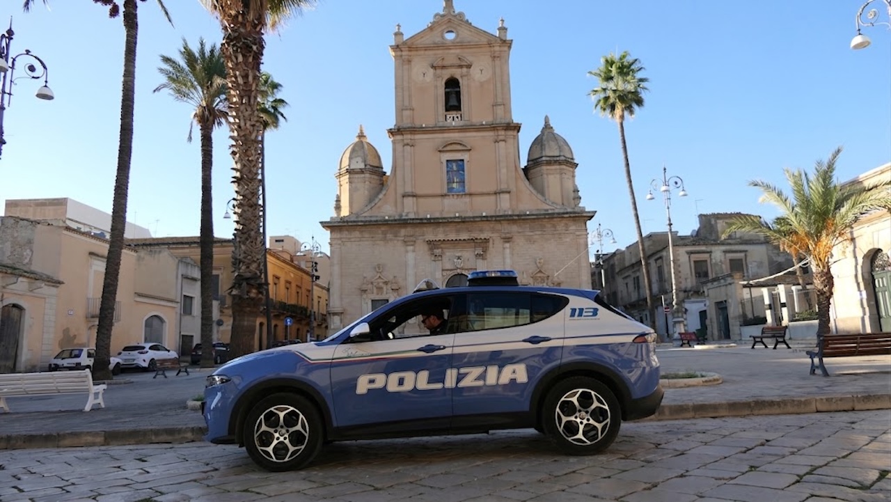 Vittoria, hashish, pillole e un coltello nascosto sotto i vestiti: denunciato 19enne