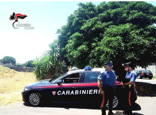Ignora l’alt dei carabinieri e si dà alla fuga: denunciato 21enne nel Catanese