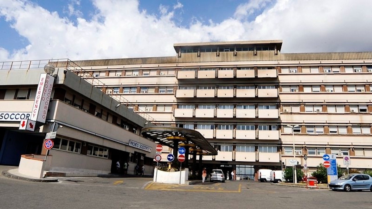 Con lo scooter contro un’auto, 17enne muore al Policlinico
