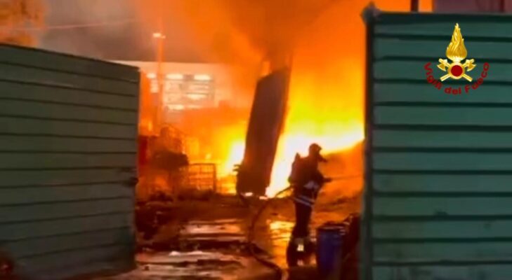 Catania, vasto incendio nella Zona Industriale: bruciano oli esausti e materiale organico, rinforzi da tre province