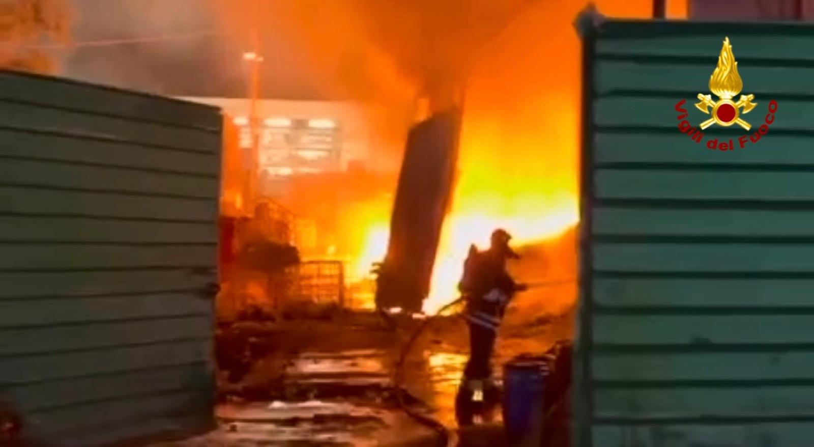 Catania, vasto incendio nella Zona Industriale: bruciano oli esausti e materiale organico, rinforzi da tre province