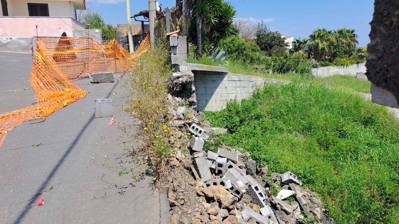 Muro crollato ad Acireale, la segnalazione di un lettore. Il sindaco replica