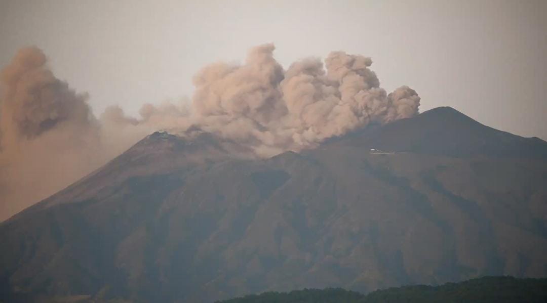 Etna, emissione di cenere in corso: VONA rosso e limitazioni agli atterraggi all’aeroporto di Catania