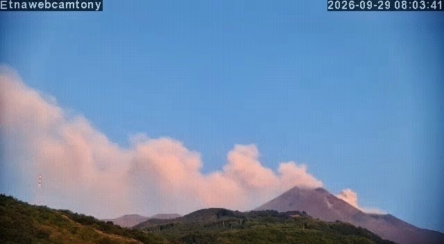 Etna, nuova emissione di cenere: VONA torna rosso, nube vulcanica verso Sud
