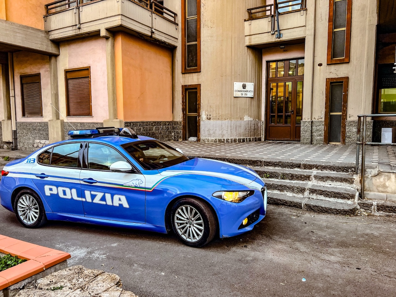 Adrano, tenta di forzare la saracinesca di un garage: incastrato dalle telecamere, denunciato 20enne