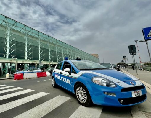 Taxi abusivi all’aeroporto di Catania, sorpreso mentre offre un passaggio a due turisti: denunciato 31enne