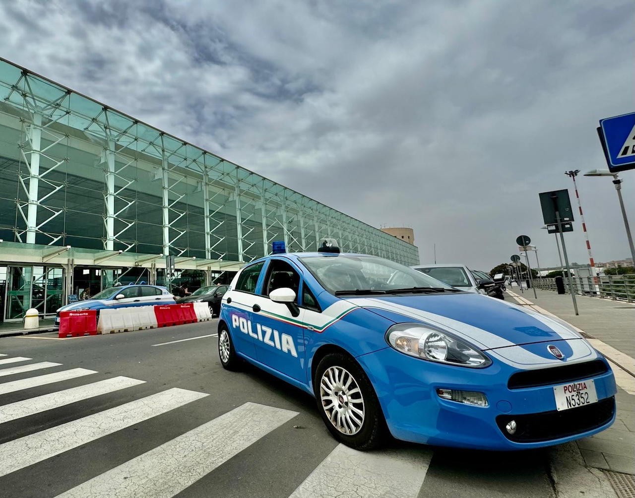 Taxi abusivi all’aeroporto di Catania, sorpreso mentre offre un passaggio a due turisti: denunciato 31enne
