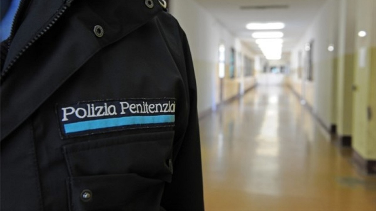 Assaliti dai detenuti dopo aver scoperto cellulari in cella: tre feriti a Siracusa