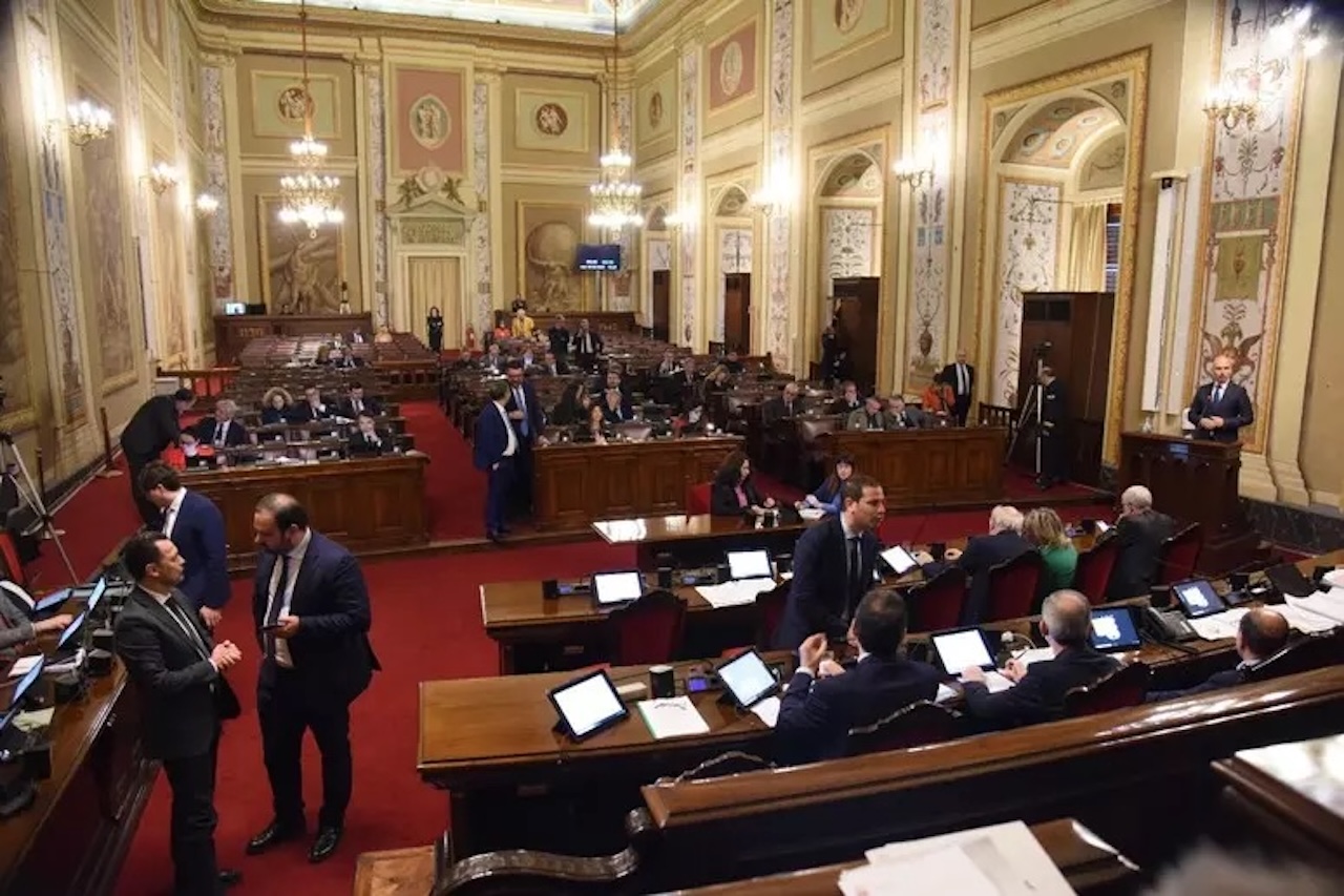 Ars, primo sì allo stop agli incarichi per chi cambia partito: passa l’emendamento Ciminnisi