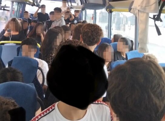 Bus scolastici sovraffollati, Faisa Cisal: “Studenti in piedi e altri lasciati a terra”