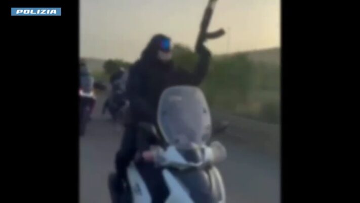 Col kalashnikov in mano durante una corsa clandestina di cavalli a Palagonia: un arresto – VIDEO