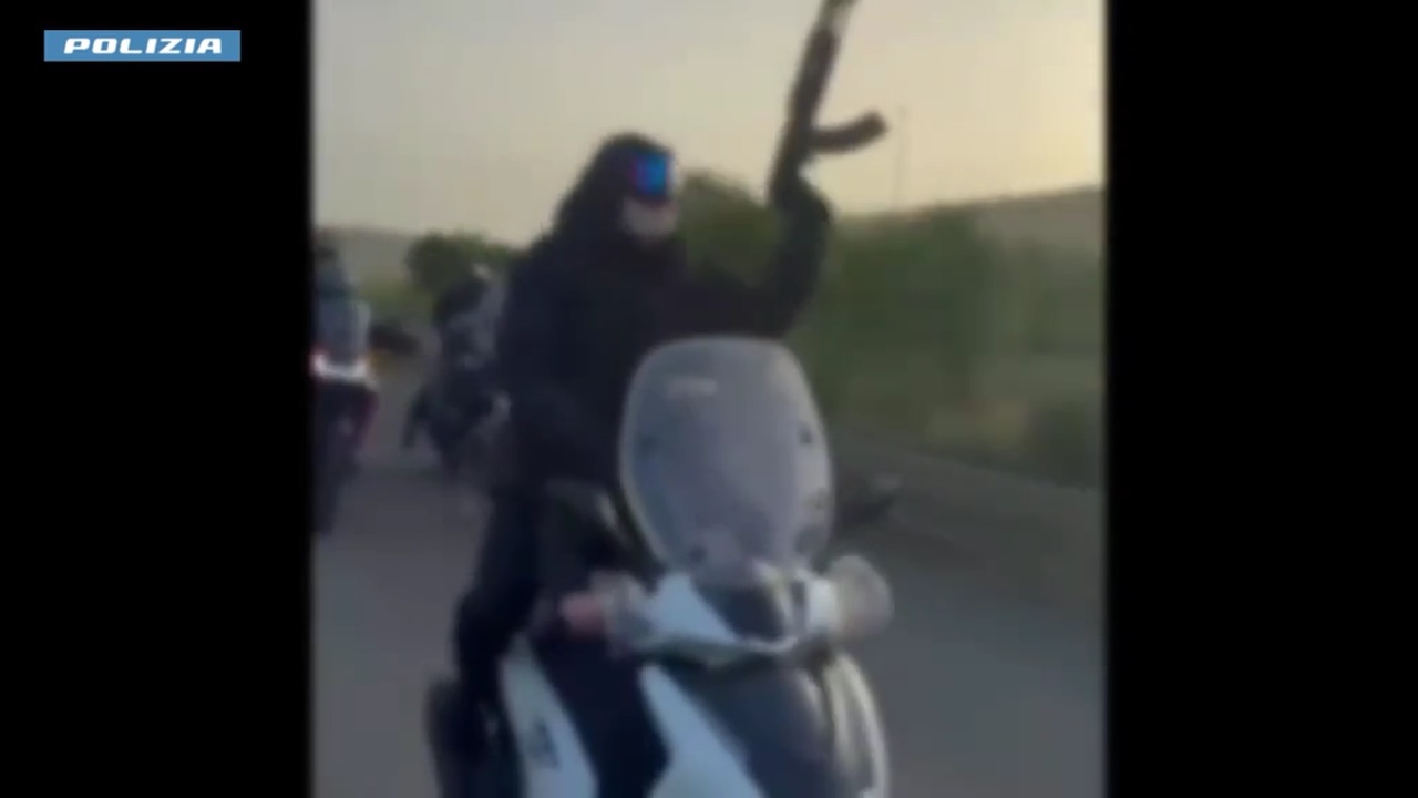 Col kalashnikov in mano durante una corsa clandestina di cavalli a Palagonia: un arresto – VIDEO