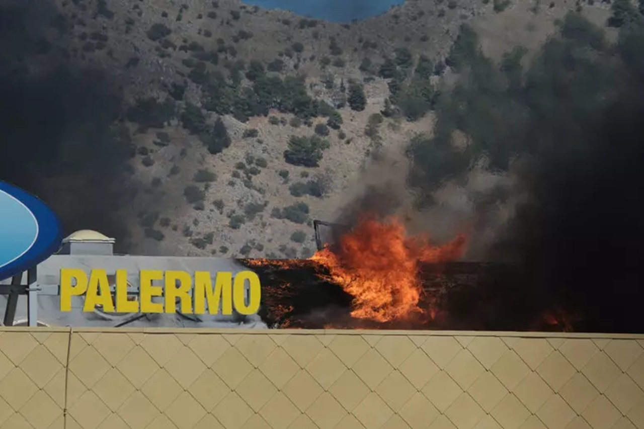 Palermo, notte di fuoco al Conca d’Oro: focolai ancora attivi, ingenti danni al centro commerciale