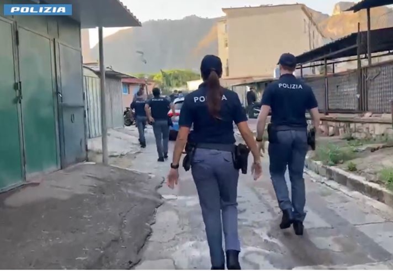 Blitz a Falsomiele, 200 poliziotti nel quartiere: hashish sequestrato, controllate 250 persone