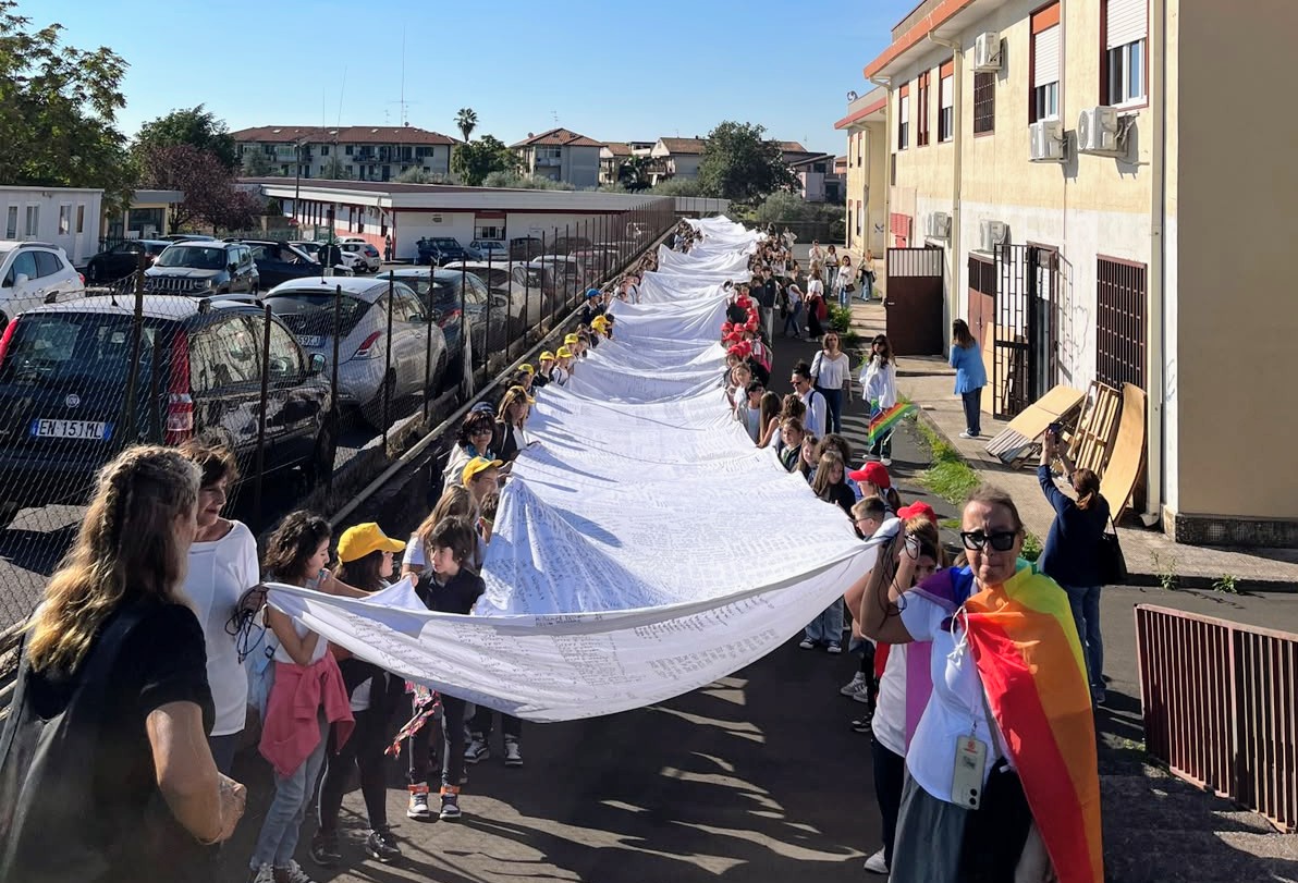 A Tremestieri Etneo la scuola si fa ambasciatrice di pace: il “Sudario di memoria viva” e la marcia degli studenti dell’I.C De Amicis per non dimenticare i bambini di Gaza e di tutte le guerre