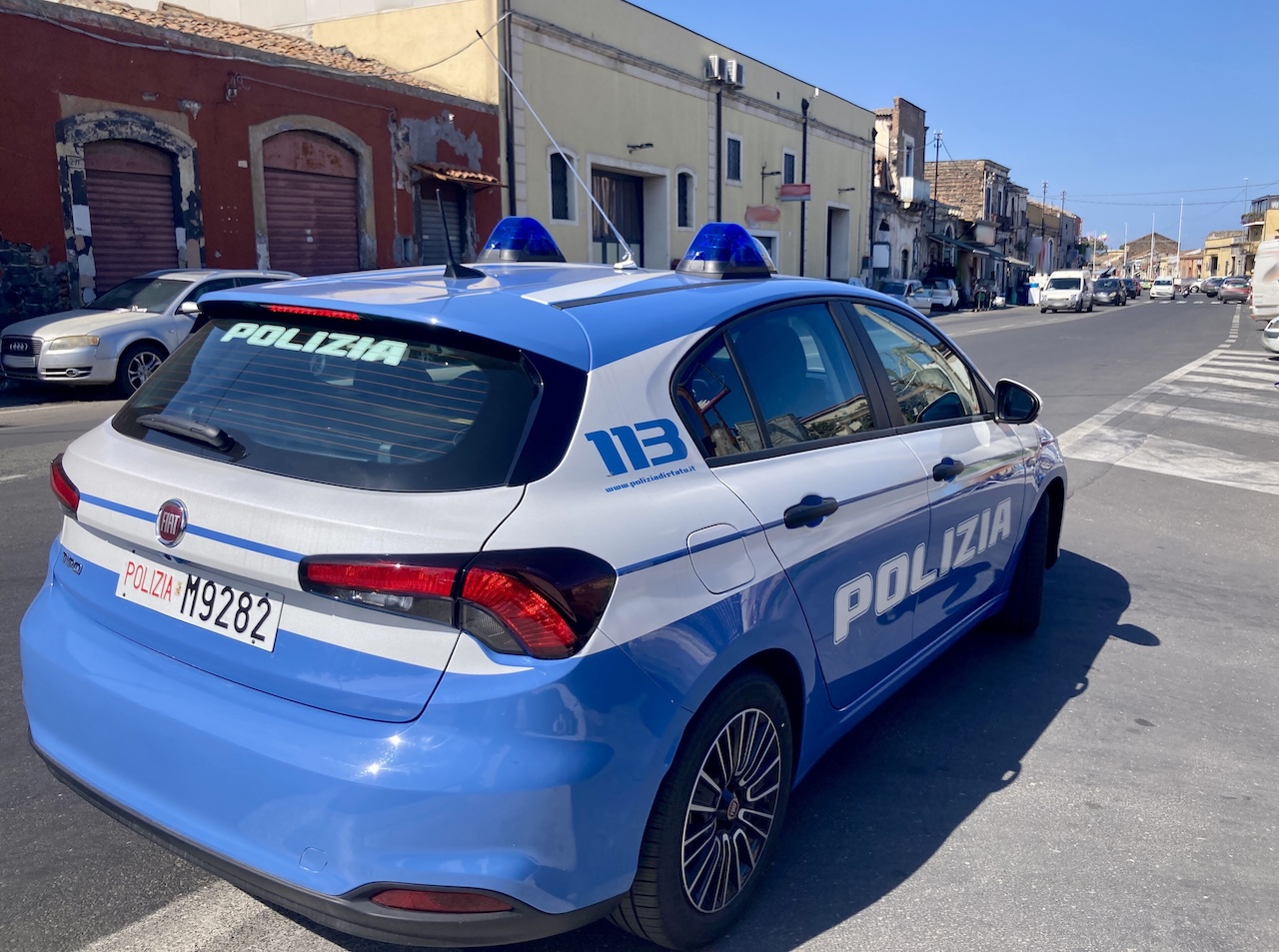 Catania, 16enne sfreccia in moto e lancia una pistola durante la fuga: arrestato dalla Polizia