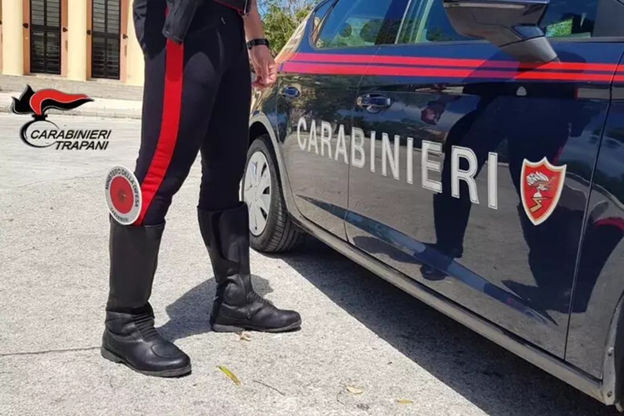 Marsala, oltre 1,8 chili di marijuana e 37 piante di cannabis in casa: arrestato 46enne
