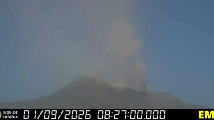 Etna, nuova emissione di cenere lavica: sale ad arancione l’allerta per i voli