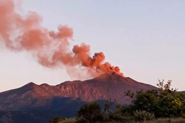 Etna, cosa c’è dietro il pennacchio rosso dal cratere: la spiegazione dell’INGV