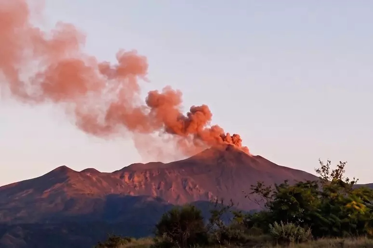 Etna, cosa c’è dietro il pennacchio rosso dal cratere: la spiegazione dell’INGV