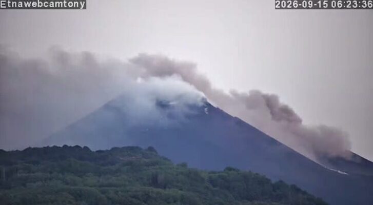 Etna, ancora cenere sull’aeroporto di Catania: voli sospesi fino alle 10
