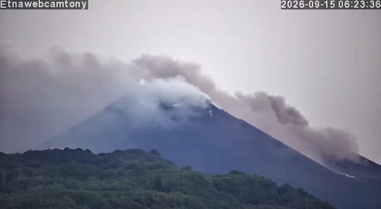 Etna, ancora cenere sull’aeroporto di Catania: voli sospesi fino alle 10