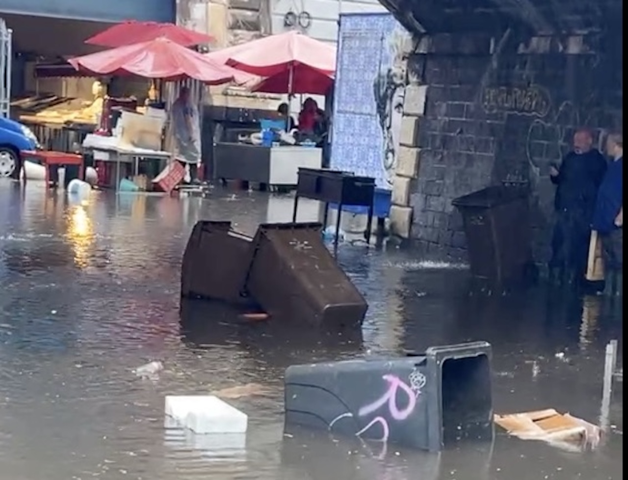 Maltempo a Catania, strade trasformate in fiumi: allagamenti alla Fiera e acqua nei negozi