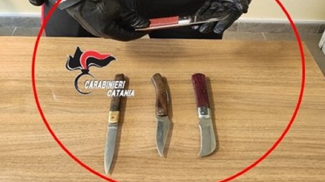 Fermato con quattro coltelli, nei guai un 67enne di Fiumefreddo