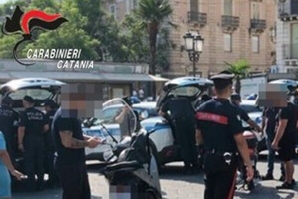 Catania e Misterbianco, controlli a tappeto: droga e una pistola modificata nei condomini, quattro denunciati