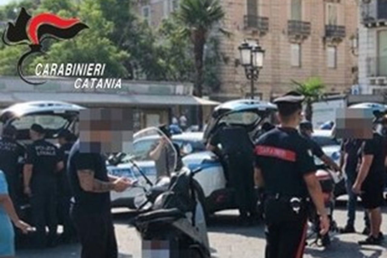 Catania e Misterbianco, controlli a tappeto: droga e una pistola modificata nei condomini, quattro denunciati