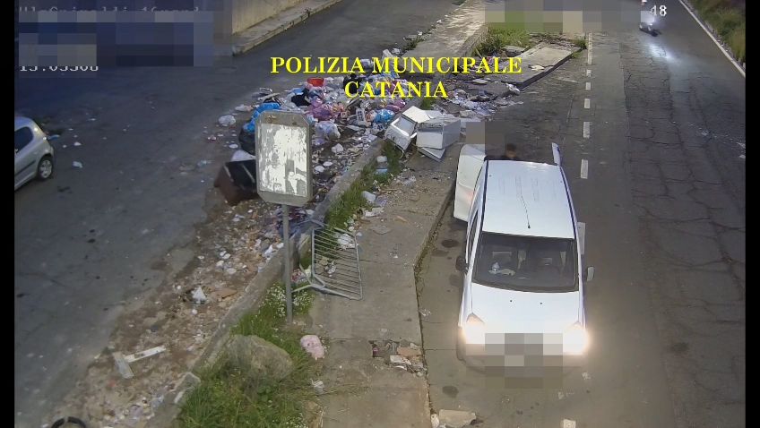 Catania, oltre 300 “zozzoni” incastrati dalle telecamere in tre mesi: un caso su quattro finisce nel penale