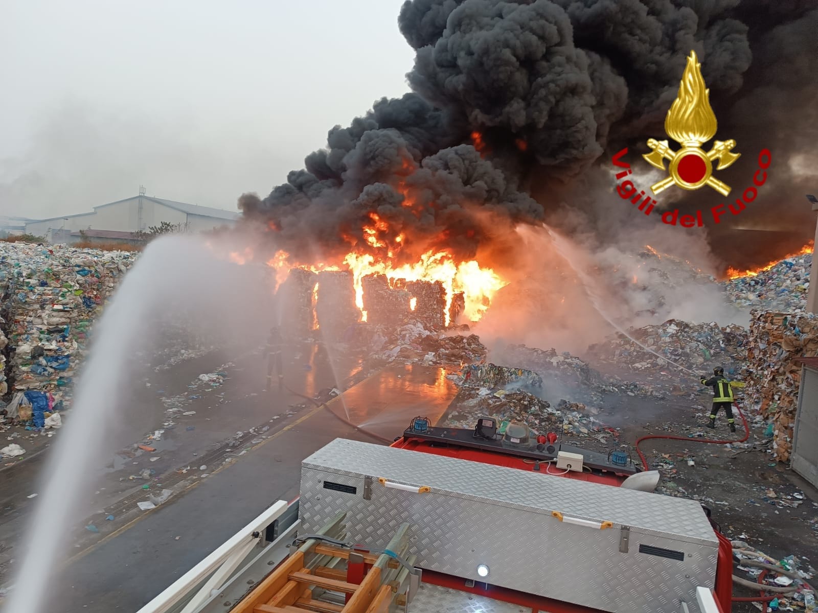 Incendi a raffica nelle aziende del Catanese, l’allarme dell’UGL: “Non sono più episodi isolati, servono controlli”